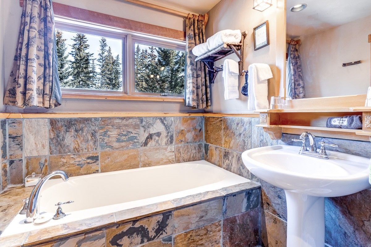 Tips and Ideas for Decorating Your Short-Term Vacation Rental Mountain-Themed